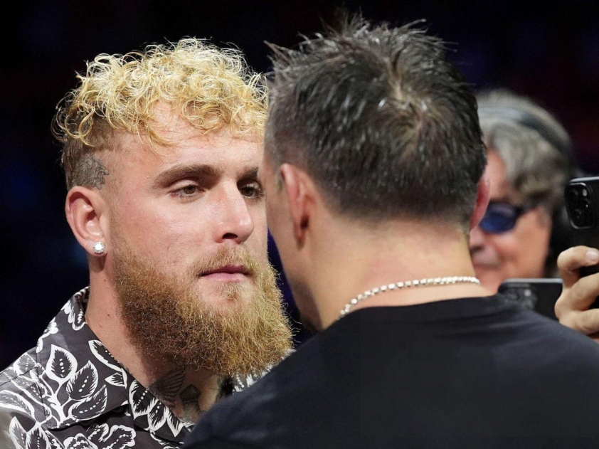 Jake Paul bắt tay Oleksandr Usyk sau trận đấu tại Wembley