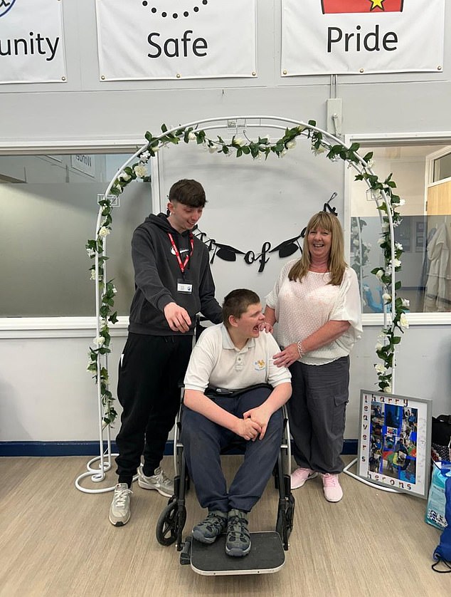 Owen và gia đình Owen chụp ảnh cùng anh trai và mẹ